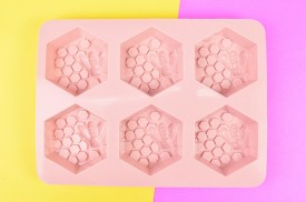 Molde silicona jabones 6 hexagonos con abejas (3).jpg